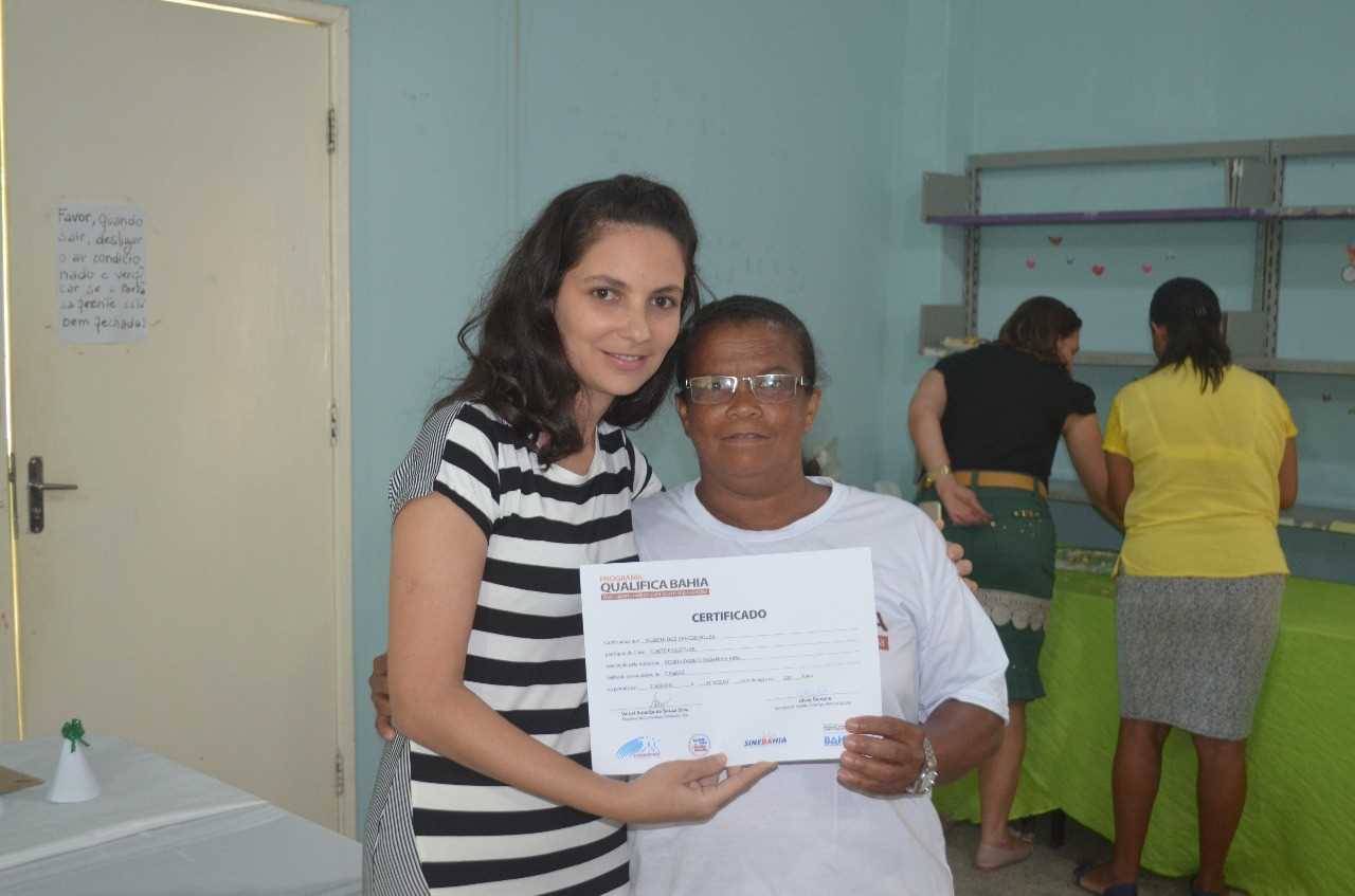 Prefeitura de Camacã entrega Certificado a Concluintes do Curso de Corte de Costura